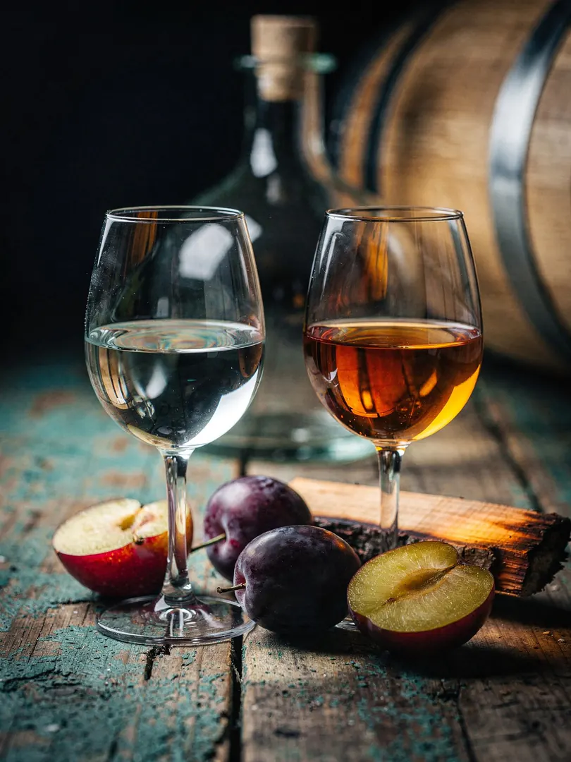 Reift Obstbrand im Glas oder im Fass?