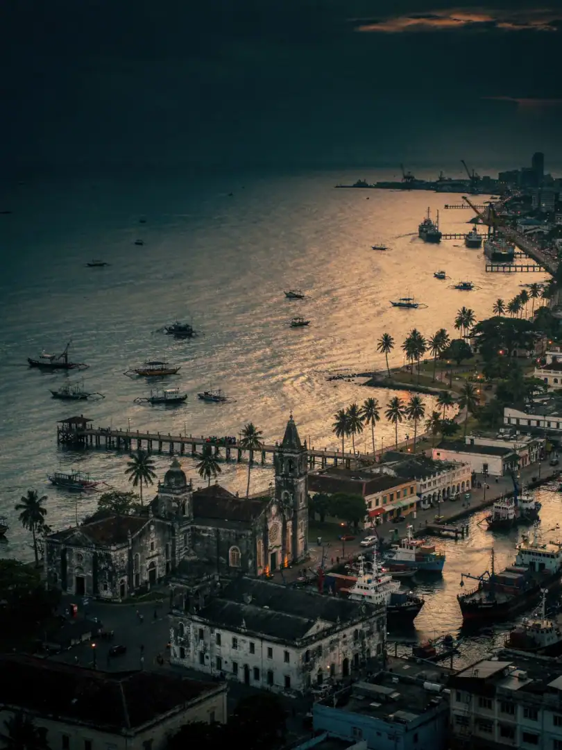 Die Bucht von Manila im Abendlicht