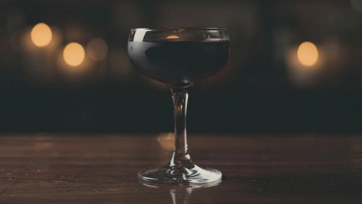 Illegal im Cocktail coupe