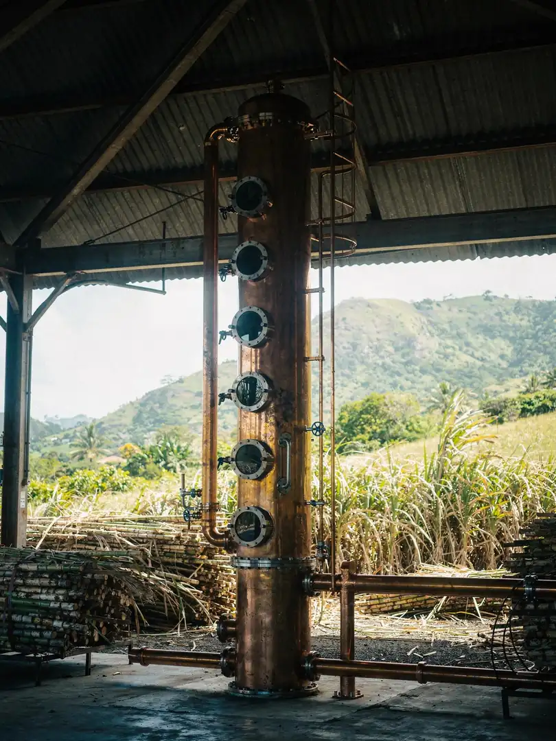 Die Kreolsäule: Wie Rhum agricole gebrannt wird