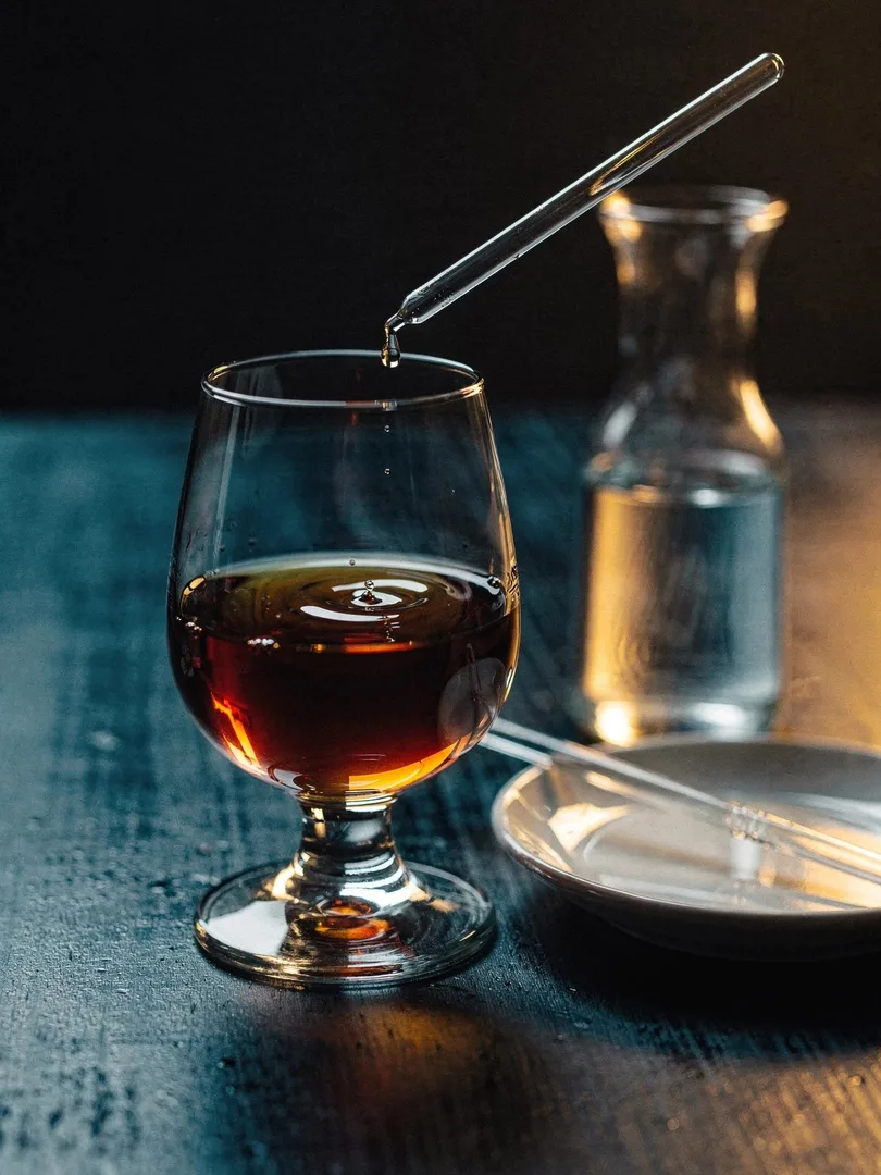 Rum mit Wasser oder Eis trinken?