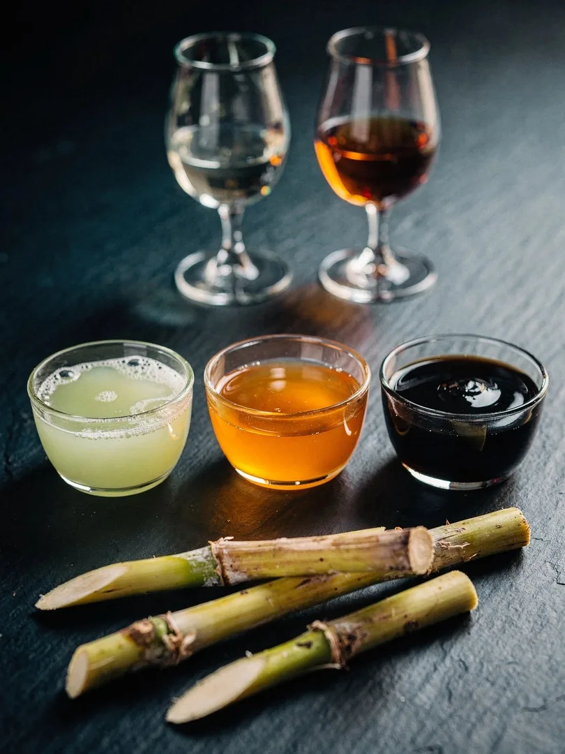 Melasse, Zuckerrohrsaft oder Sirup: Was schmeckt man im Rum?