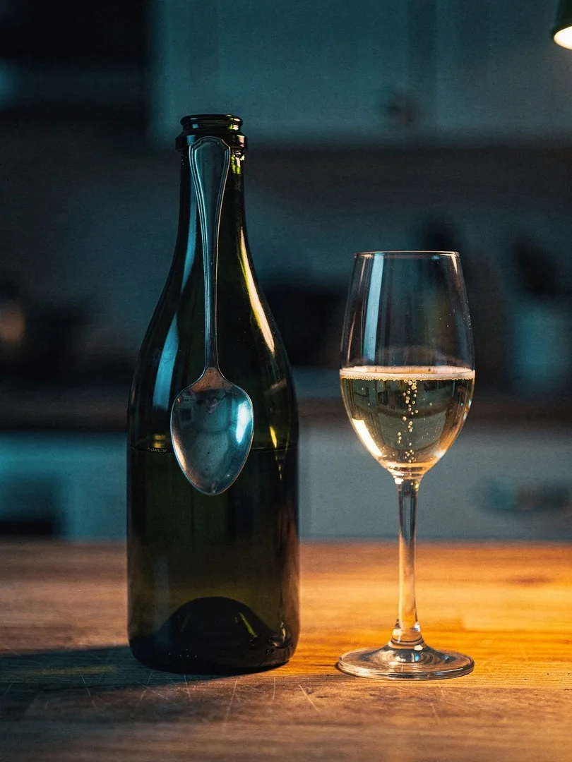 Does a Spoon in the Bottle Keep Sparkling Wine Fizzy?