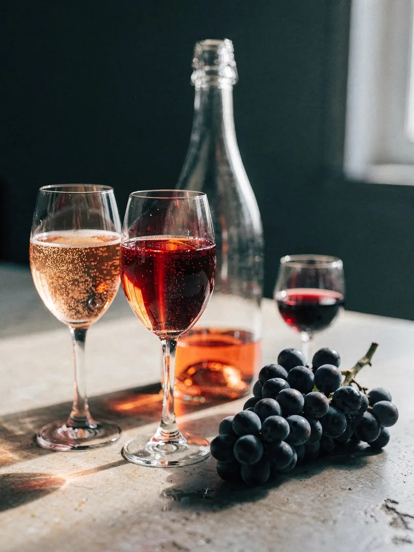 How are rosé sparkling wine and rosé Champagne made?