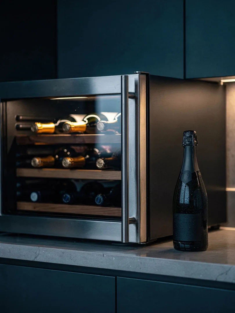 Can sparkling wine be stored in the fridge?