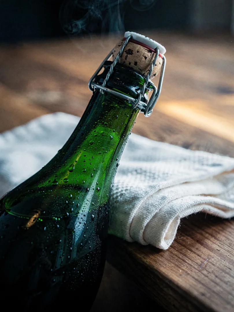 Sekt öffnen ohne Knall und ohne Überschäumen