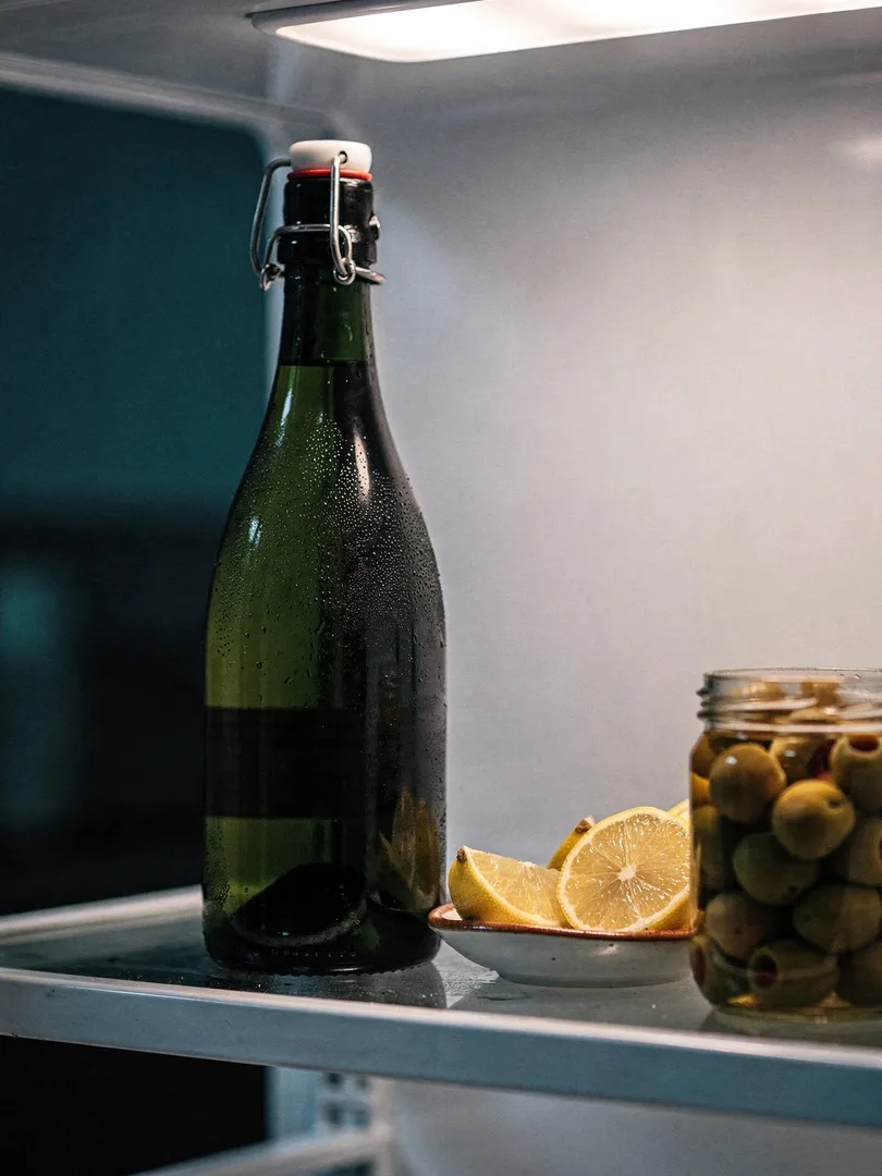 How long does opened sparkling wine last—and which stopper helps?