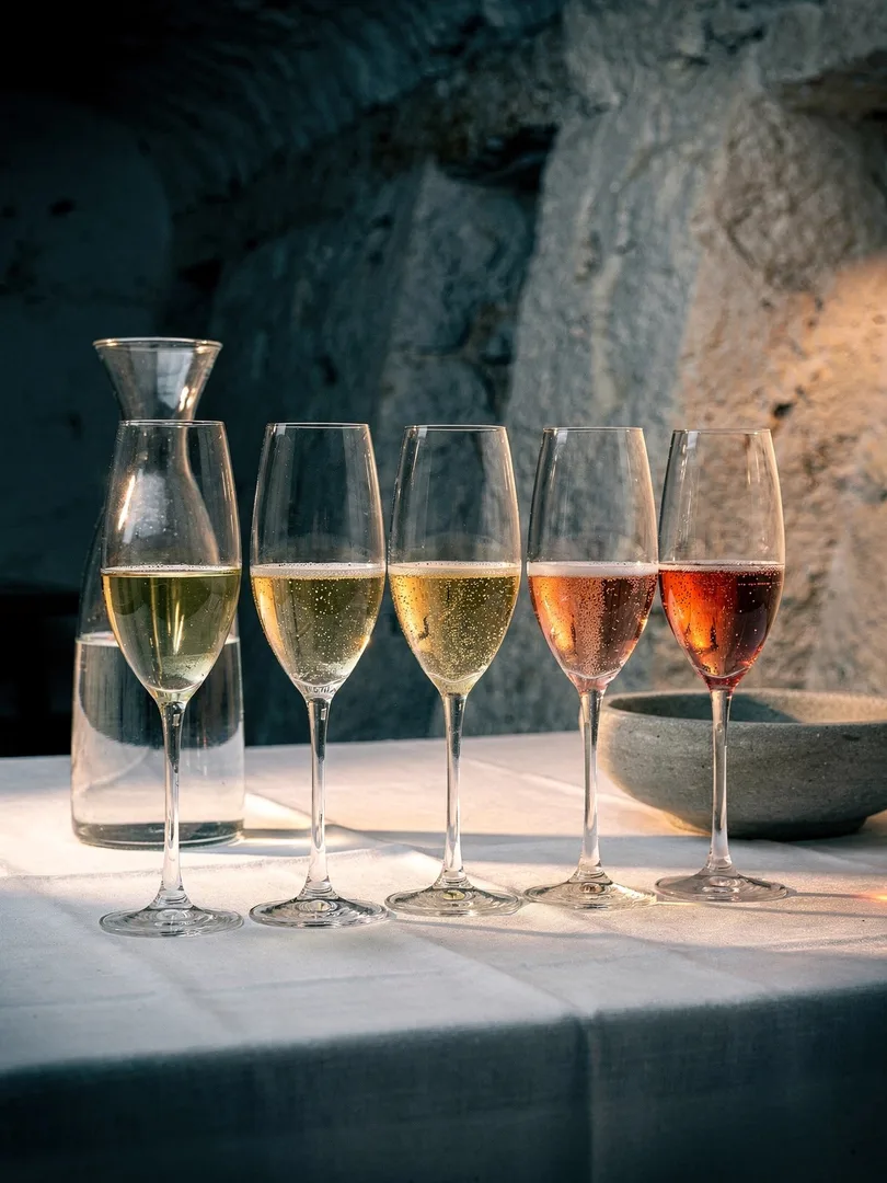 Tasting sparkling wine: perlage, mousse, yeast, finish
