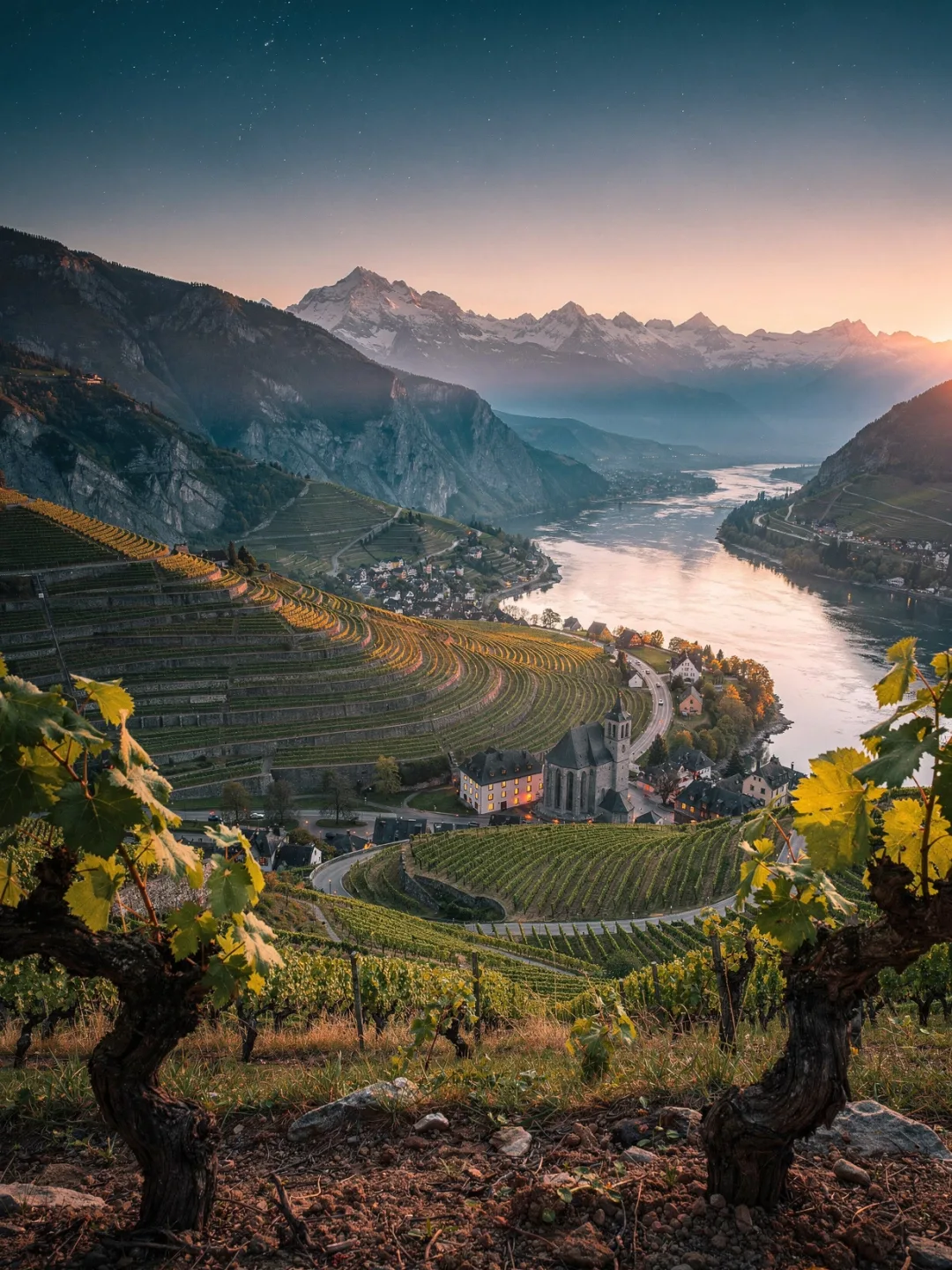 Eine Strasse durch die Weinlandschaften der Welt im Abendlicht