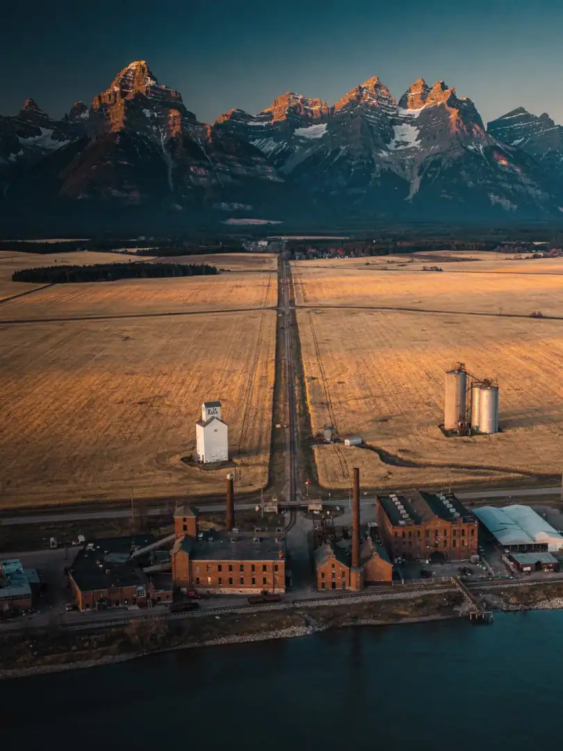 Kanadische Prärie mit Getreidesilos und Brennerei