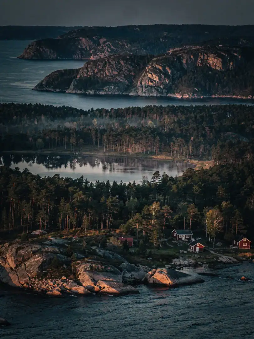 Schwedische Hohe Küste mit Wald und Fjord