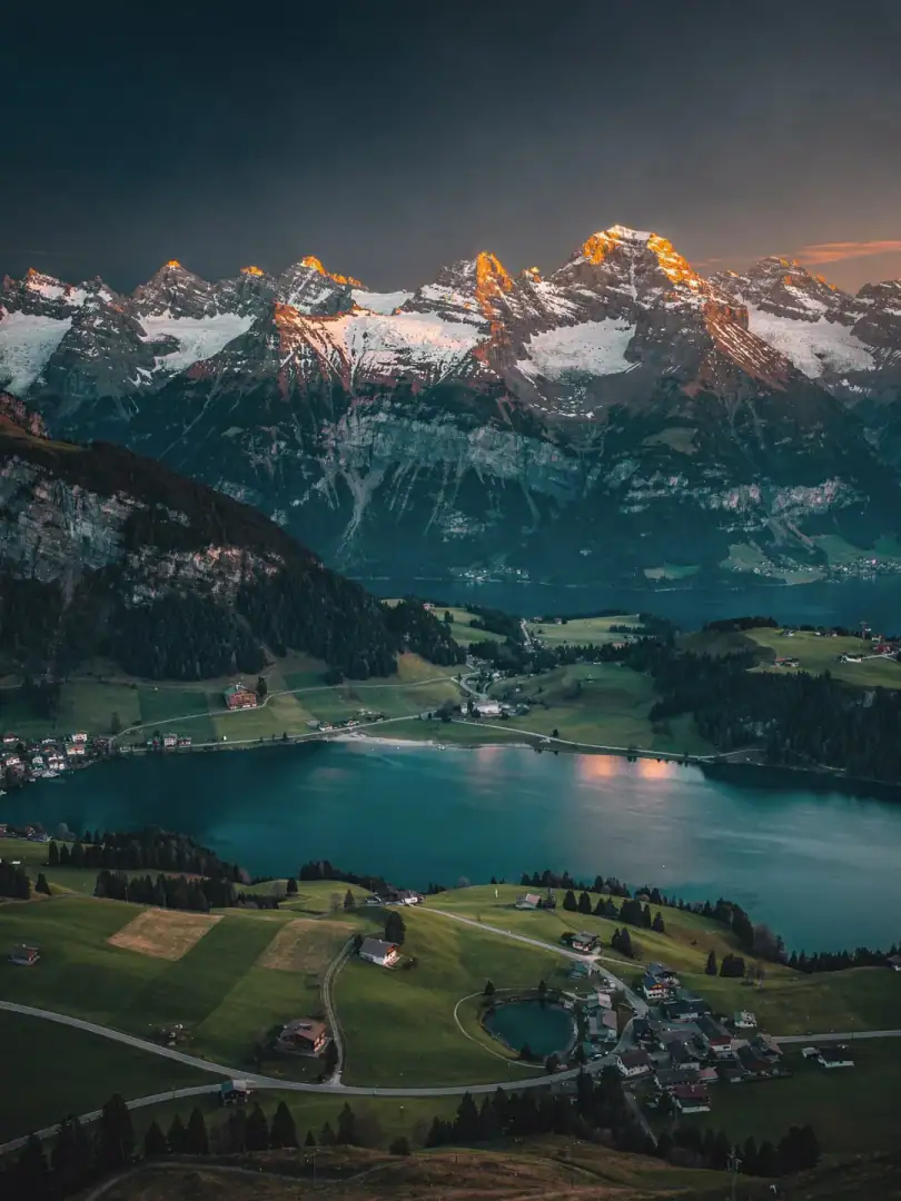 Schweizer Alpen mit Bergsee und Holzhaus